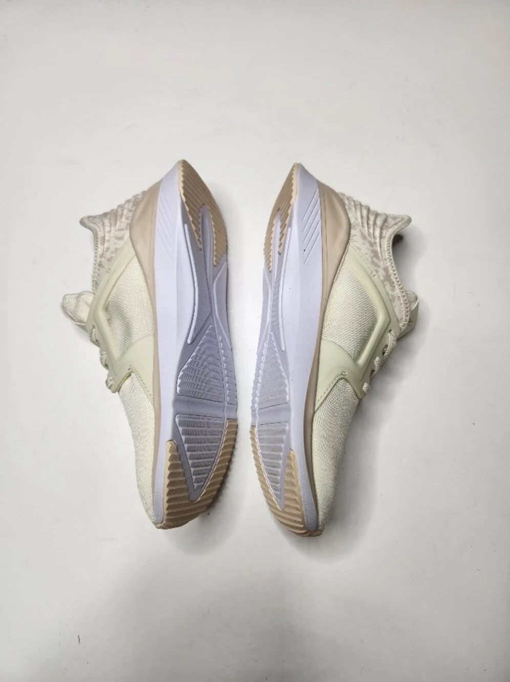 Freely Size 6.5 Women’s Neutral Knit Athletic Sneakers in Cream - Picture 3 of 5